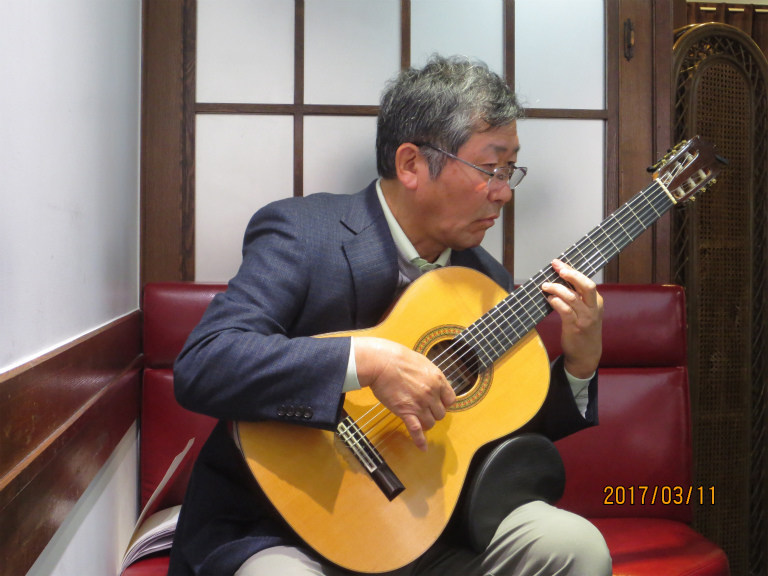 冨中氏演奏画像